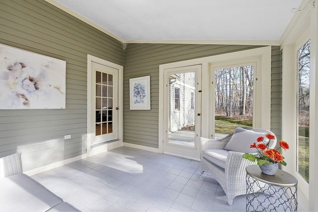 34 Pickman Dr, Bedford, MA 01730