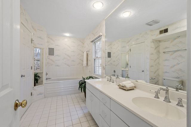 34 Pickman Dr, Bedford, MA 01730