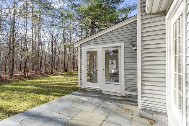 34 Pickman Dr, Bedford, MA 01730