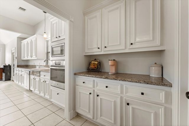 1019 Towering Oaks Street, Magnolia, TX 77355