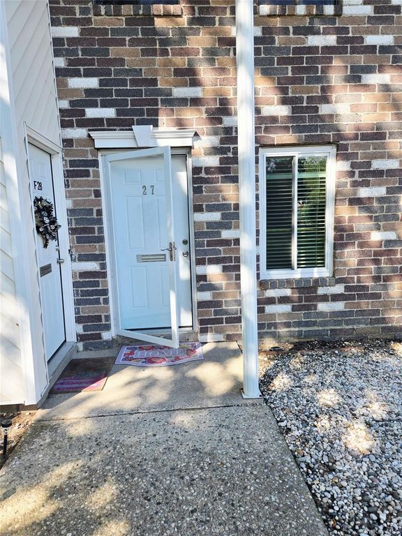 27 Fargo Court 27, Coram, NY 11727 — exterior