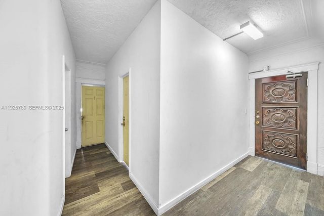 1725 NW 19th St, Miami, FL 33125