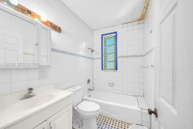 1725 NW 19th St, Miami, FL 33125