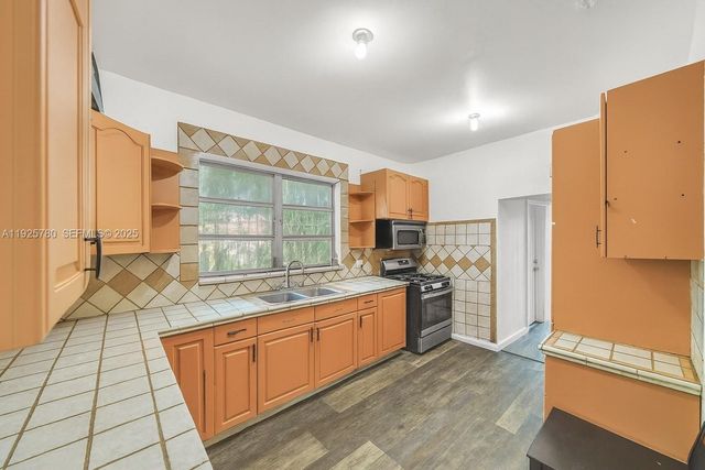 1725 NW 19th St, Miami, FL 33125