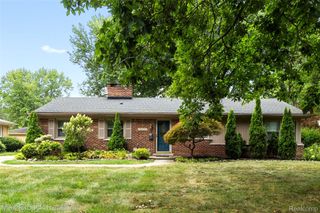 16031 Buckingham Avenue, Beverly Hills Village, MI 48025