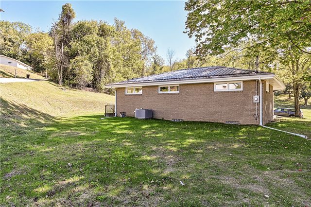 207 Hideaway Ln, Hempfield Twp, PA 15644