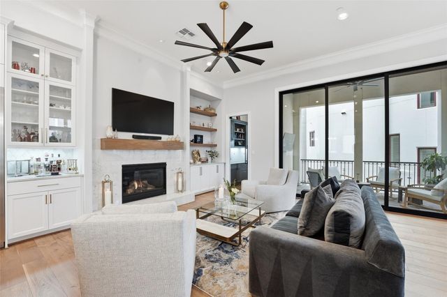 215 Calle Ronda Place, Houston, TX 77007