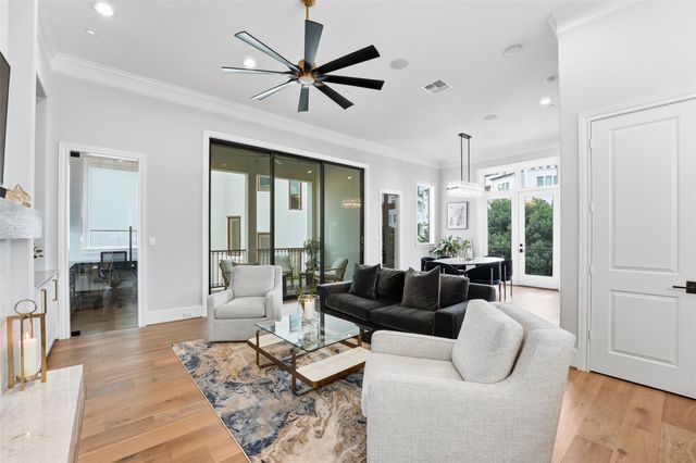 215 Calle Ronda Place, Houston, TX 77007