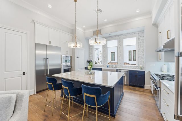 215 Calle Ronda Place, Houston, TX 77007