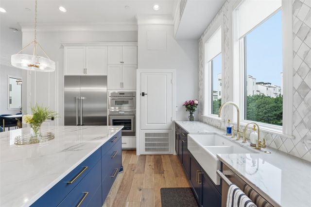 215 Calle Ronda Place, Houston, TX 77007