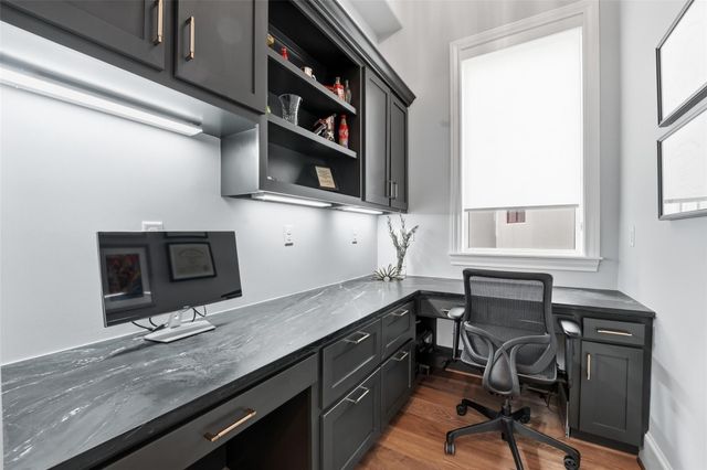 215 Calle Ronda Place, Houston, TX 77007