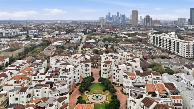 215 Calle Ronda Place, Houston, TX 77007