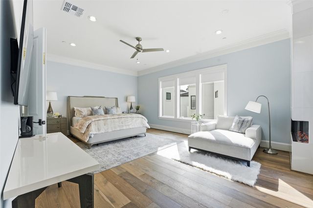 215 Calle Ronda Place, Houston, TX 77007