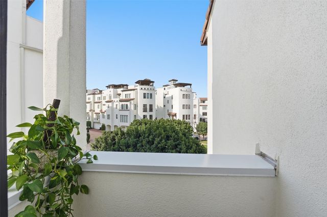 215 Calle Ronda Place, Houston, TX 77007