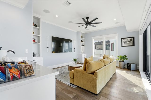 215 Calle Ronda Place, Houston, TX 77007