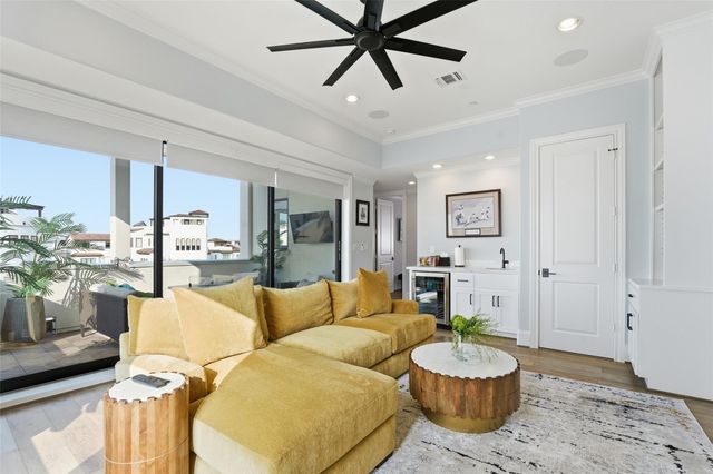 215 Calle Ronda Place, Houston, TX 77007