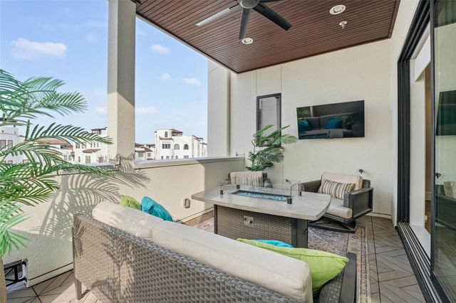 215 Calle Ronda Place, Houston, TX 77007