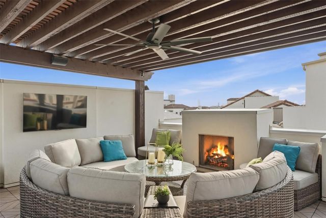 215 Calle Ronda Place, Houston, TX 77007