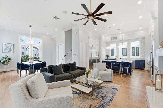 215 Calle Ronda Place, Houston, TX 77007