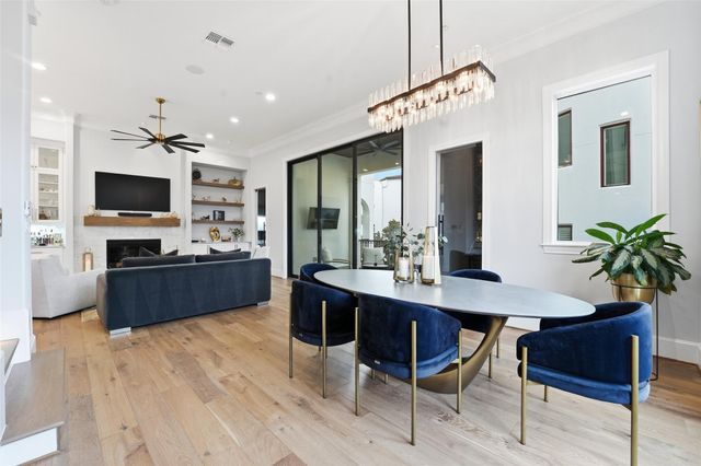 215 Calle Ronda Place, Houston, TX 77007