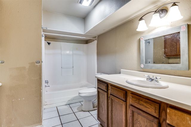 711 W State Street, Terrell, TX 75160