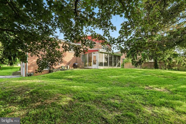 2595 EASTWOOD DR, York, PA 17402