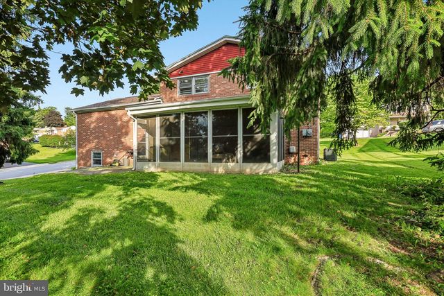 2595 EASTWOOD DR, York, PA 17402