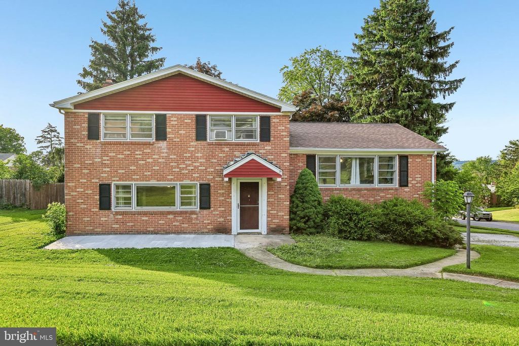 2595 EASTWOOD DR, York, PA 17402