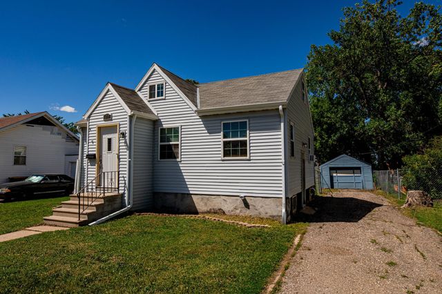 318 1st Avenue E, West Fargo, ND 58078