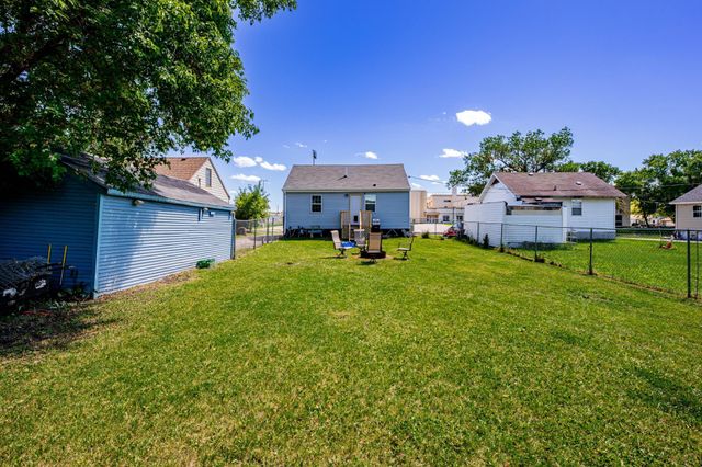 318 1st Avenue E, West Fargo, ND 58078