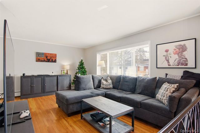 26 Clarendon Street, Dix Hills, NY 11746