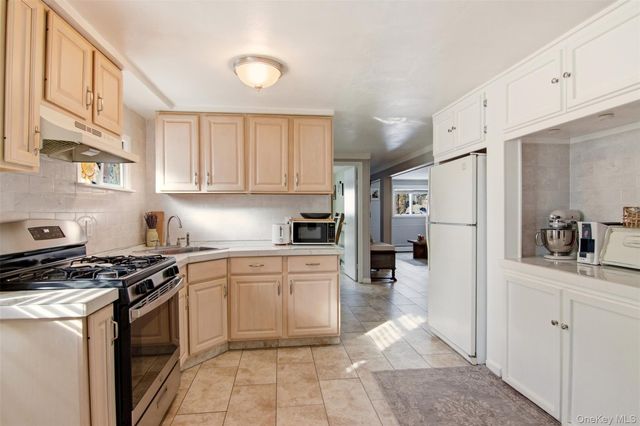 26 Clarendon Street, Dix Hills, NY 11746