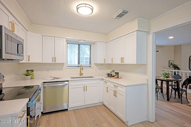 1901 WOOD HILL Place 1901, Jacksonville, FL 32256