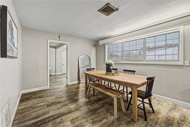 708 E Main St, Sinton, TX 78387