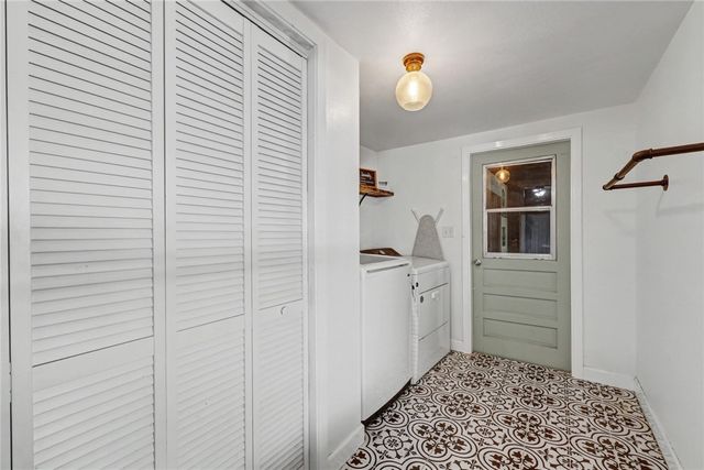 708 E Main St, Sinton, TX 78387