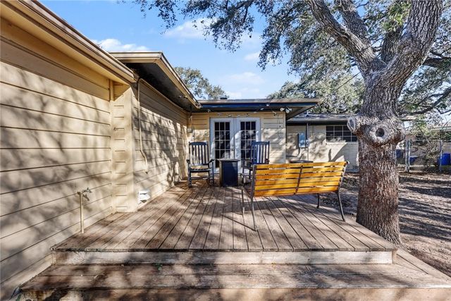 708 E Main St, Sinton, TX 78387