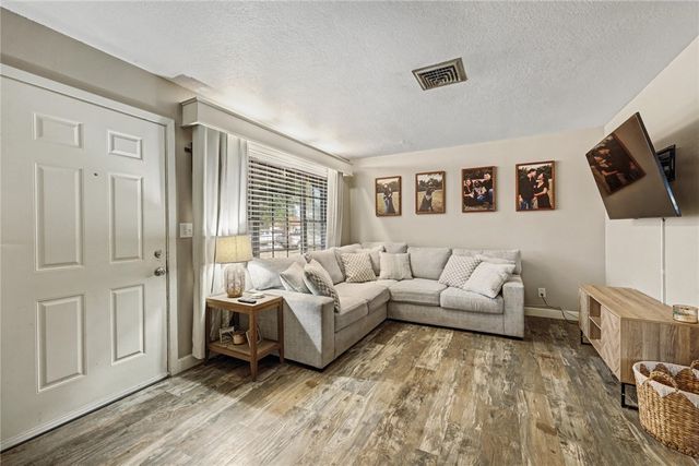 708 E Main St, Sinton, TX 78387