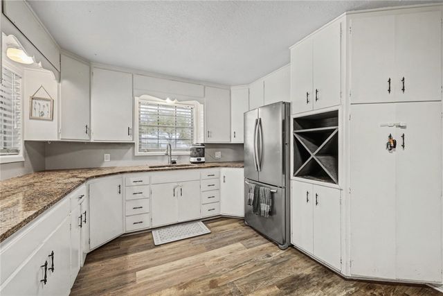 708 E Main St, Sinton, TX 78387