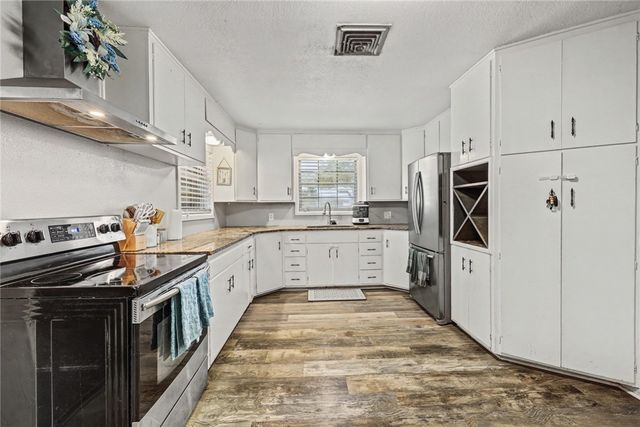 708 E Main St, Sinton, TX 78387