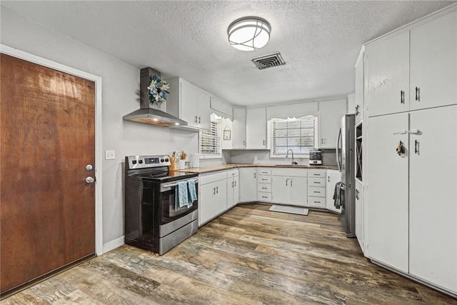 708 E Main St, Sinton, TX 78387