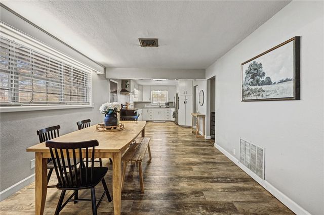 708 E Main St, Sinton, TX 78387