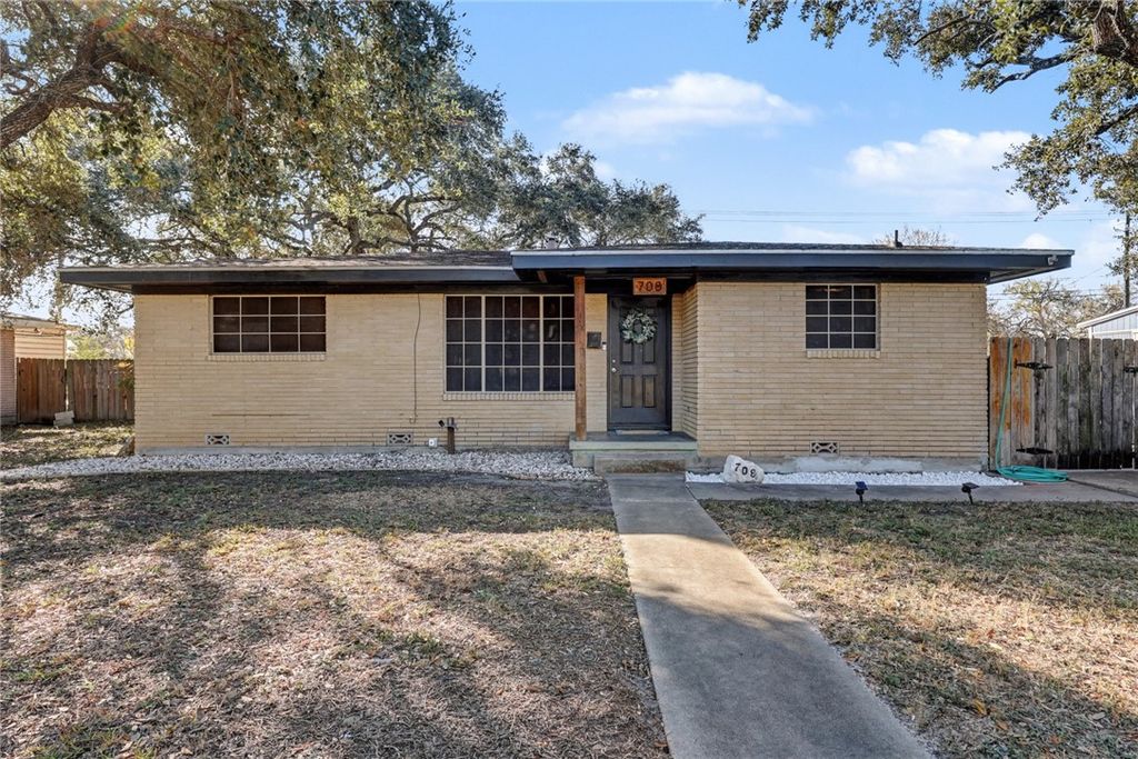 708 E Main St, Sinton, TX 78387