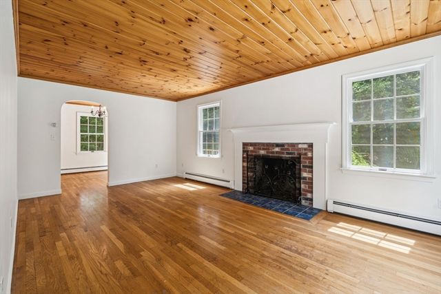 26 Foster Street, Mattapoisett, MA 02739