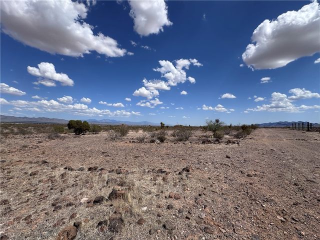 5182 N Dome Road, Golden Valley, AZ 86413