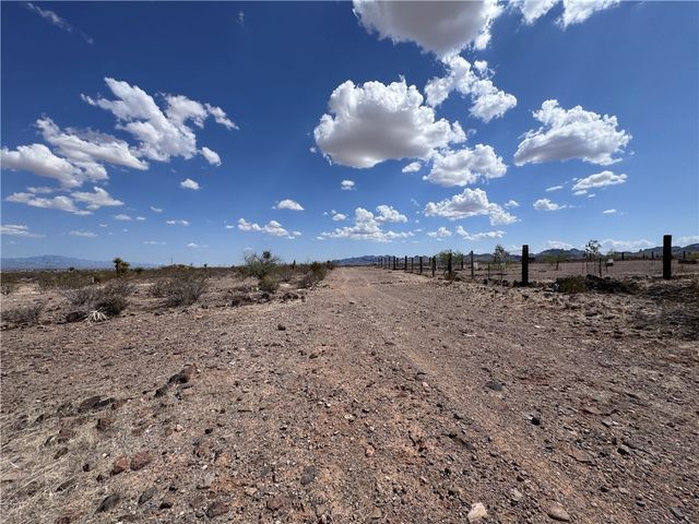 5182 N Dome Road, Golden Valley, AZ 86413