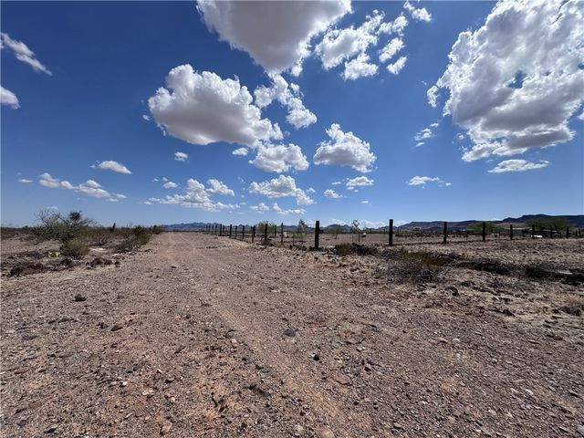 5182 N Dome Road, Golden Valley, AZ 86413