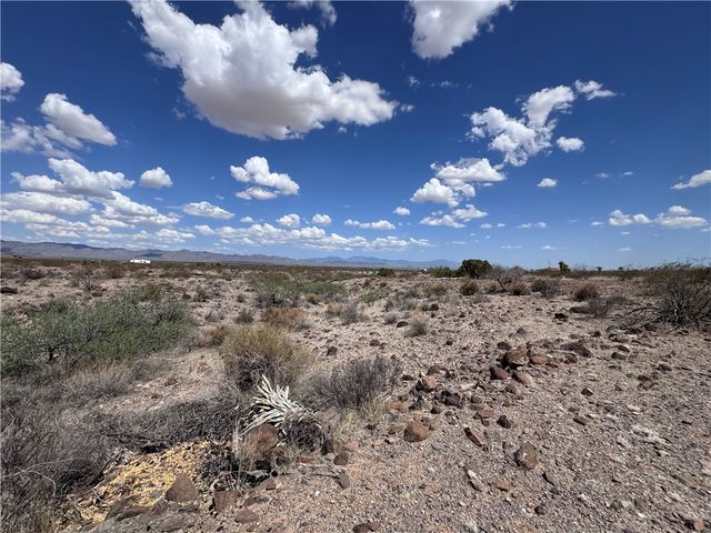 5182 N Dome Road, Golden Valley, AZ 86413