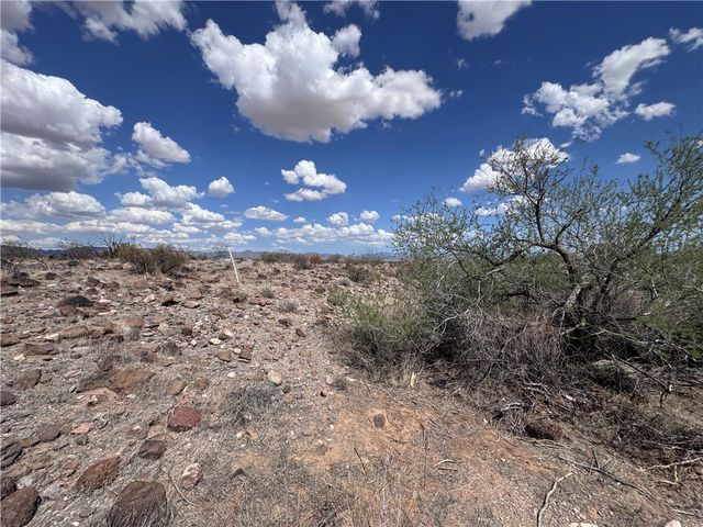 5182 N Dome Road, Golden Valley, AZ 86413