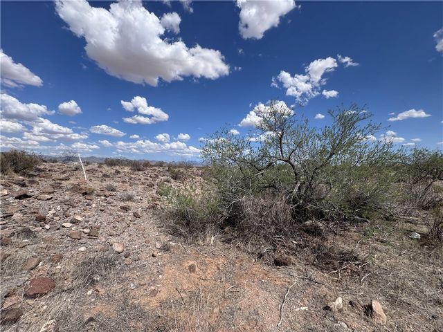 5182 N Dome Road, Golden Valley, AZ 86413