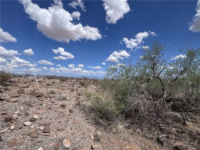 5182 N Dome Road, Golden Valley, AZ 86413